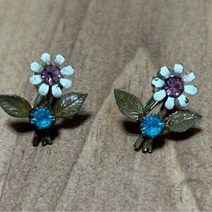 Vintage Daisy enamel Floral screw on Stud Earrings gold tone with blue stone.